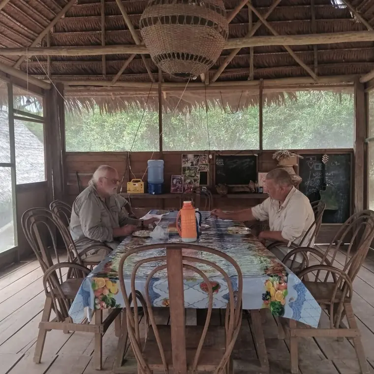 The open dining hut with guests at the table